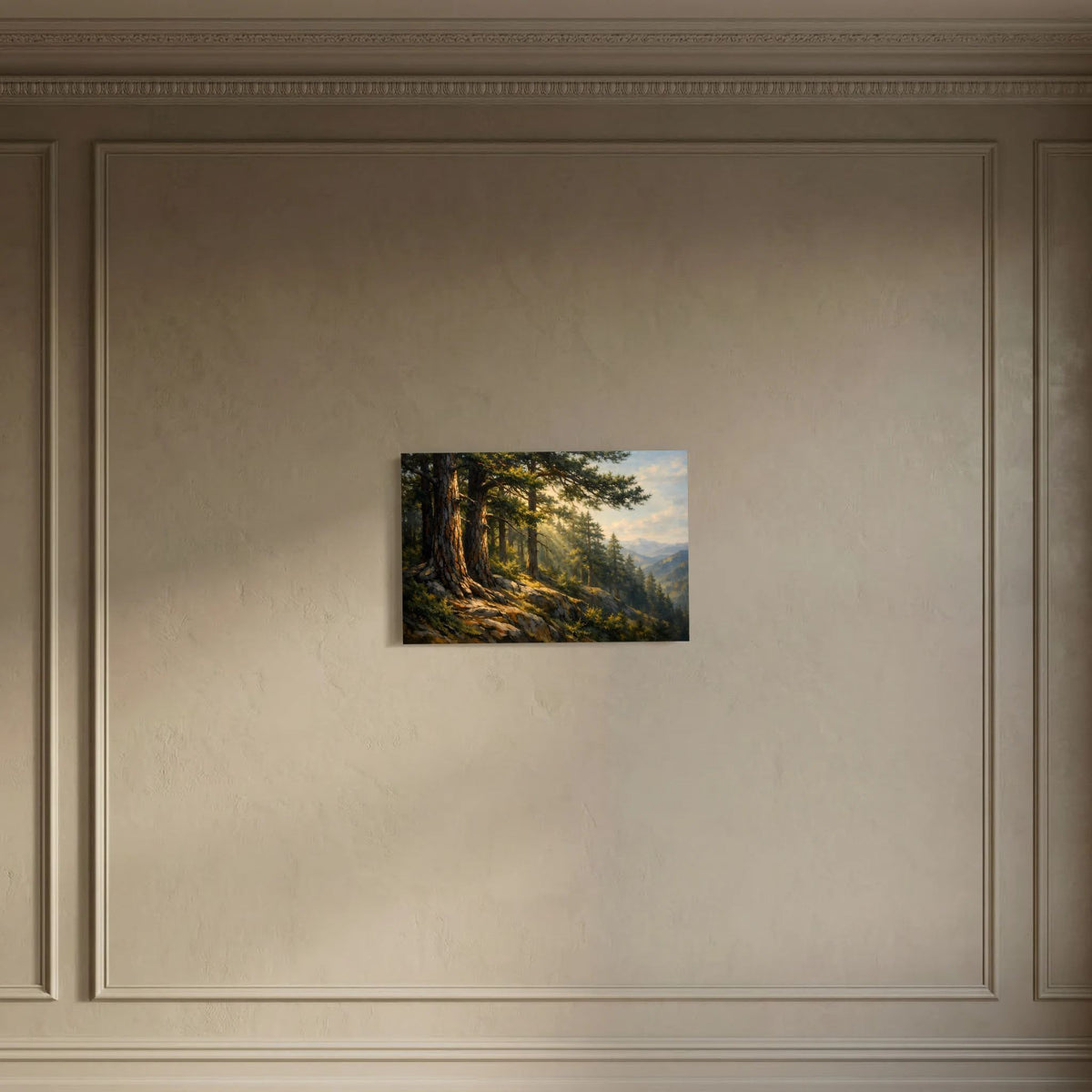 Wandbild im Querformat mit Nadelwald und Bergen, mittig platziert und randlos