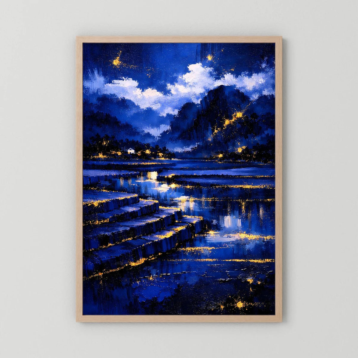 Wandposter Nachtlandschaft in Blau mit goldenen Lichtern, heller Holzrahmen