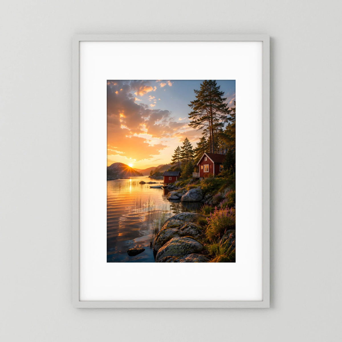 Gerahmtes Kunstposter im Hochformat: See bei Sonnenuntergang mit Haus und Tannen