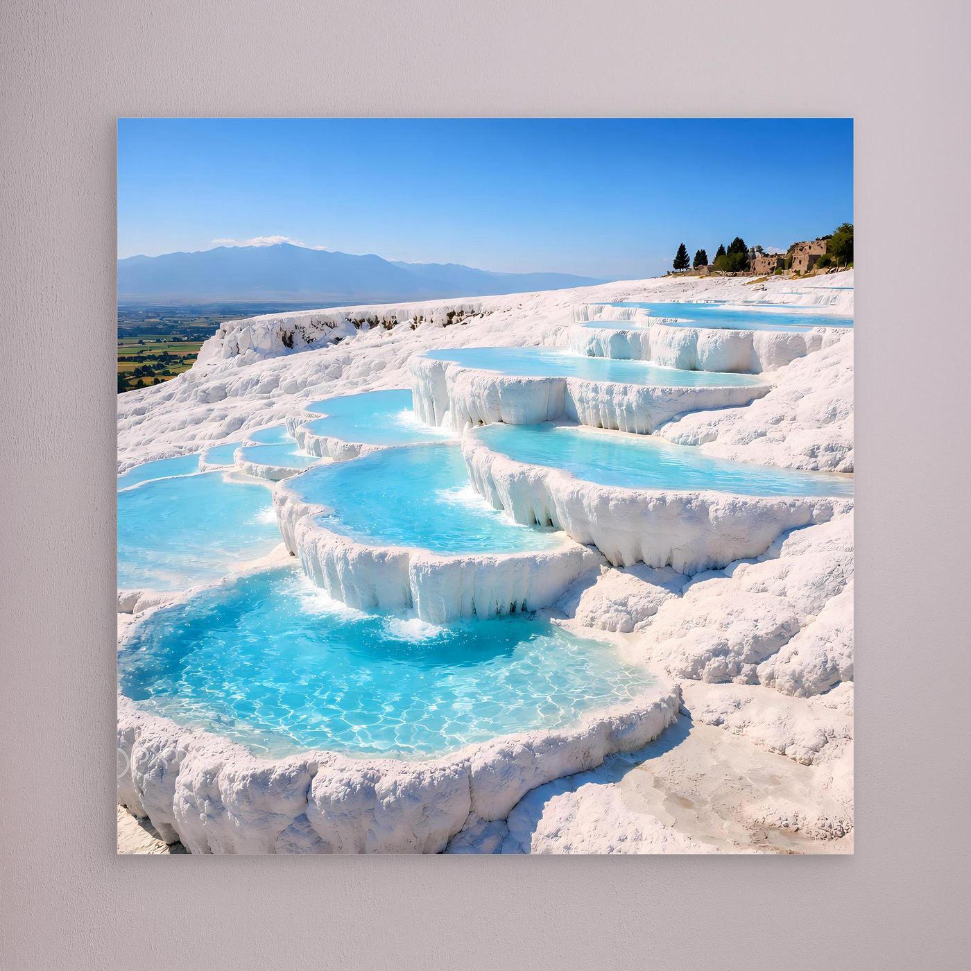 Leinwandbild mit türkisen Thermalbecken und weißen Kalkterrassen, mit hellem Rahmenrand