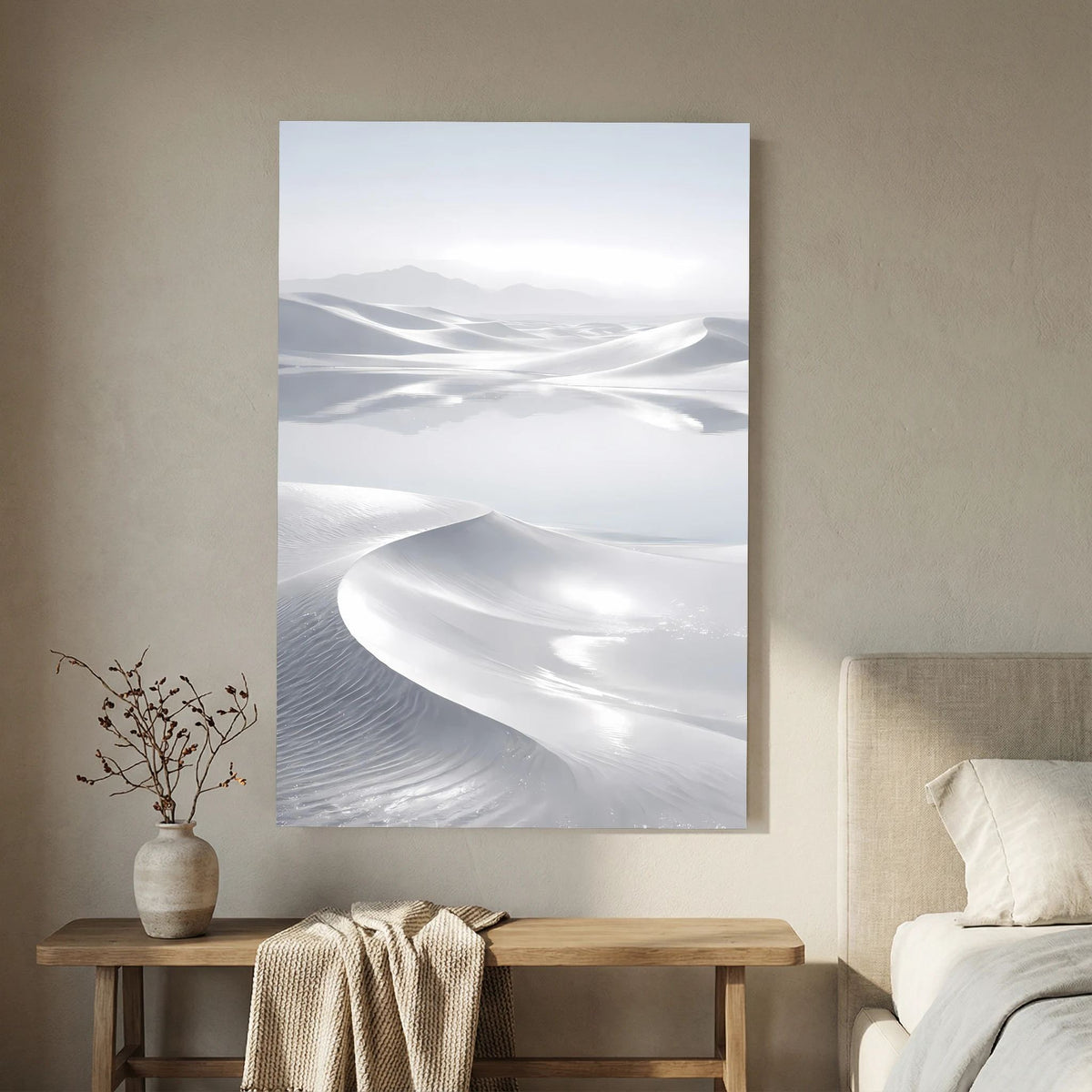 Poster im Hochformat mit schneeblank wirkenden Wüstendünen und weichen Helligkeitsverläufen