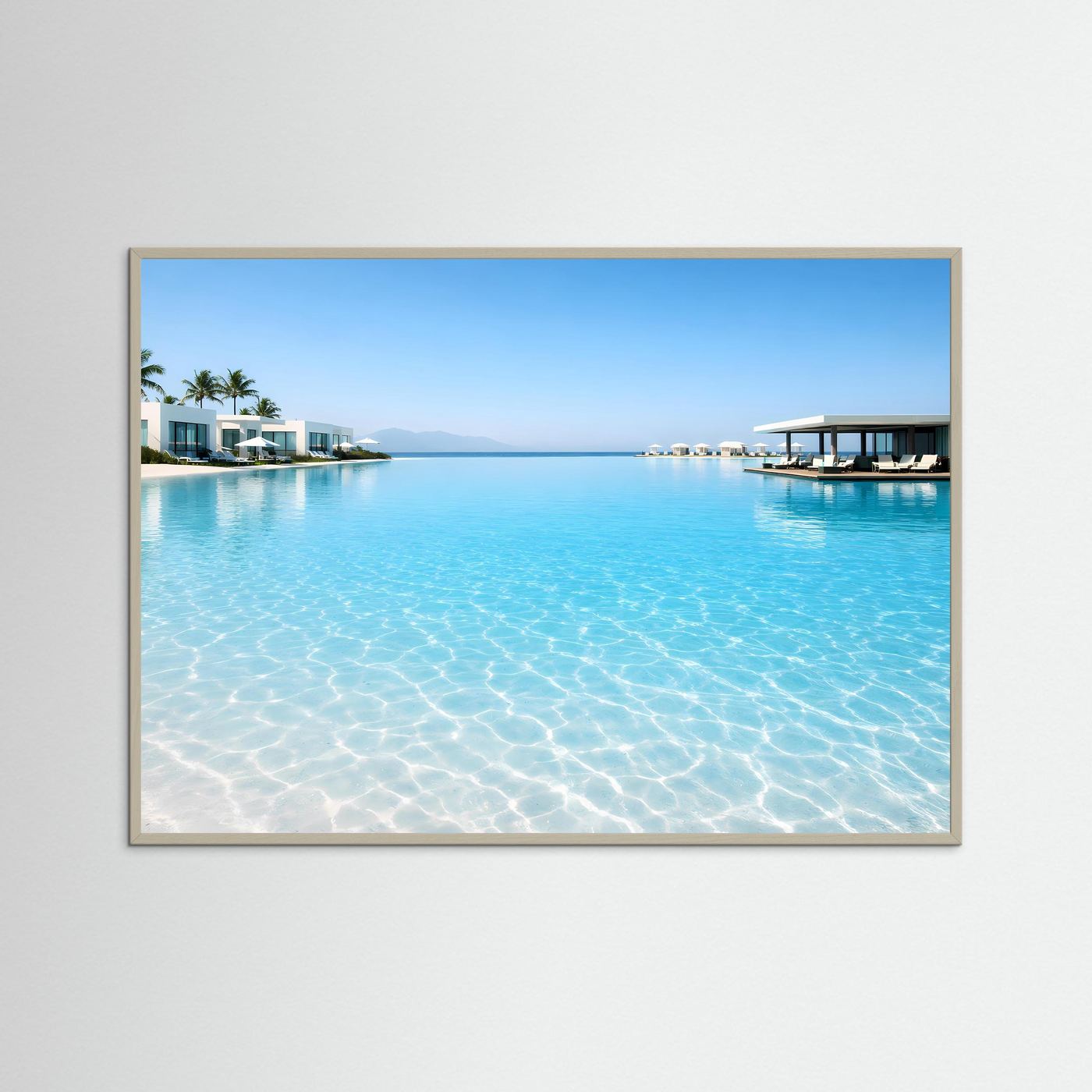 Panorama-Poster mit türkisfarbenem Wasser und Poolsteg, im hellen Holzrahmen
