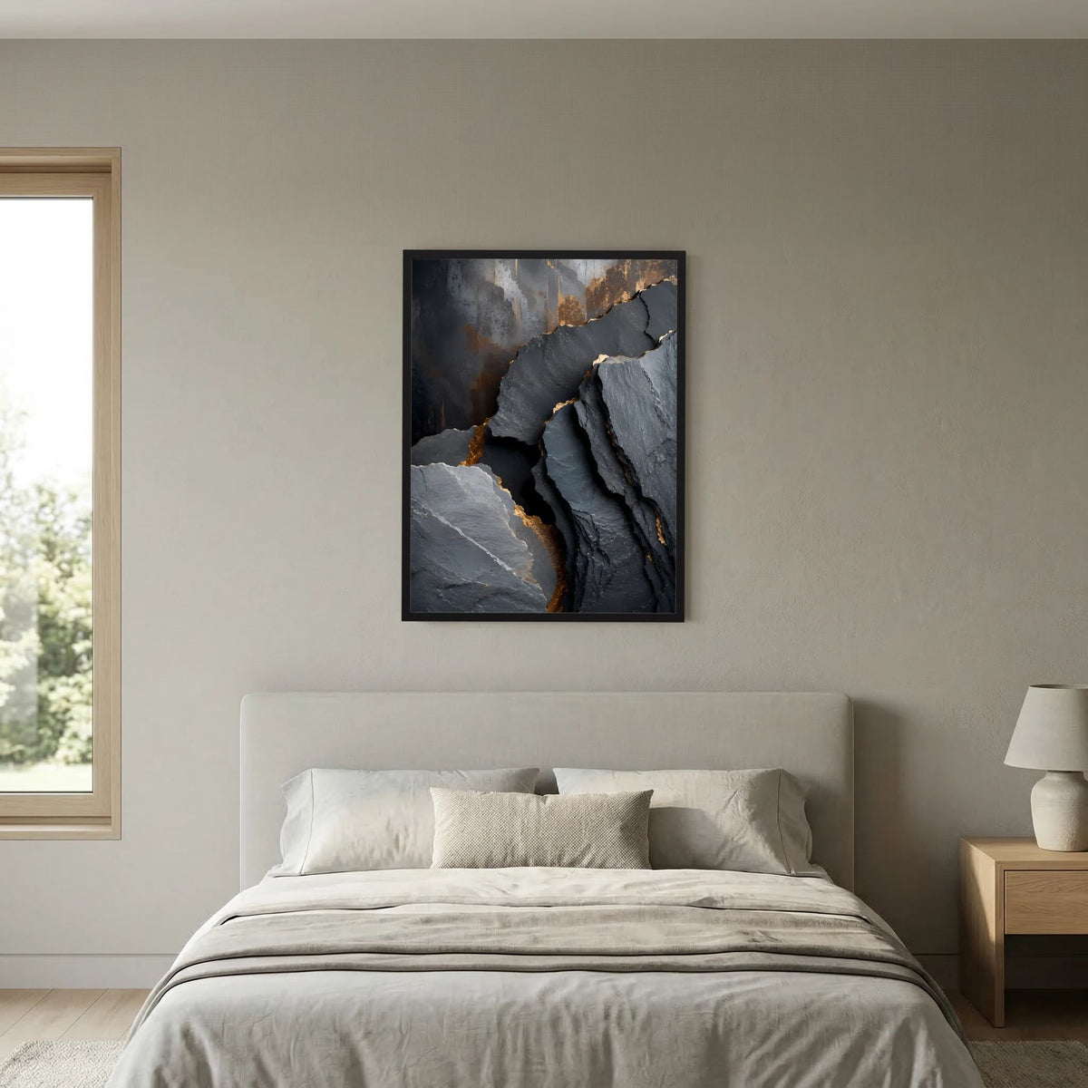 Wandposter mit abstrakten Felsadern in Schwarz und Gold im schwarzen Rahmen