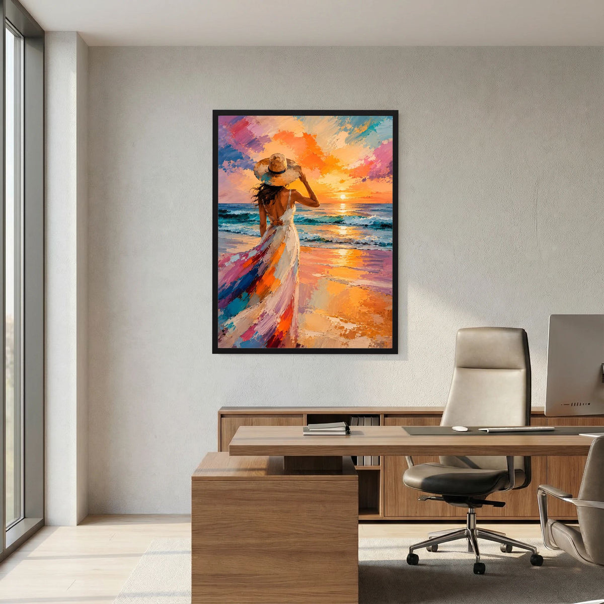 Schwarz gerahmtes Poster mit Frau am Meer bei Sonnenuntergang, orangefarbene Lichtstimmung