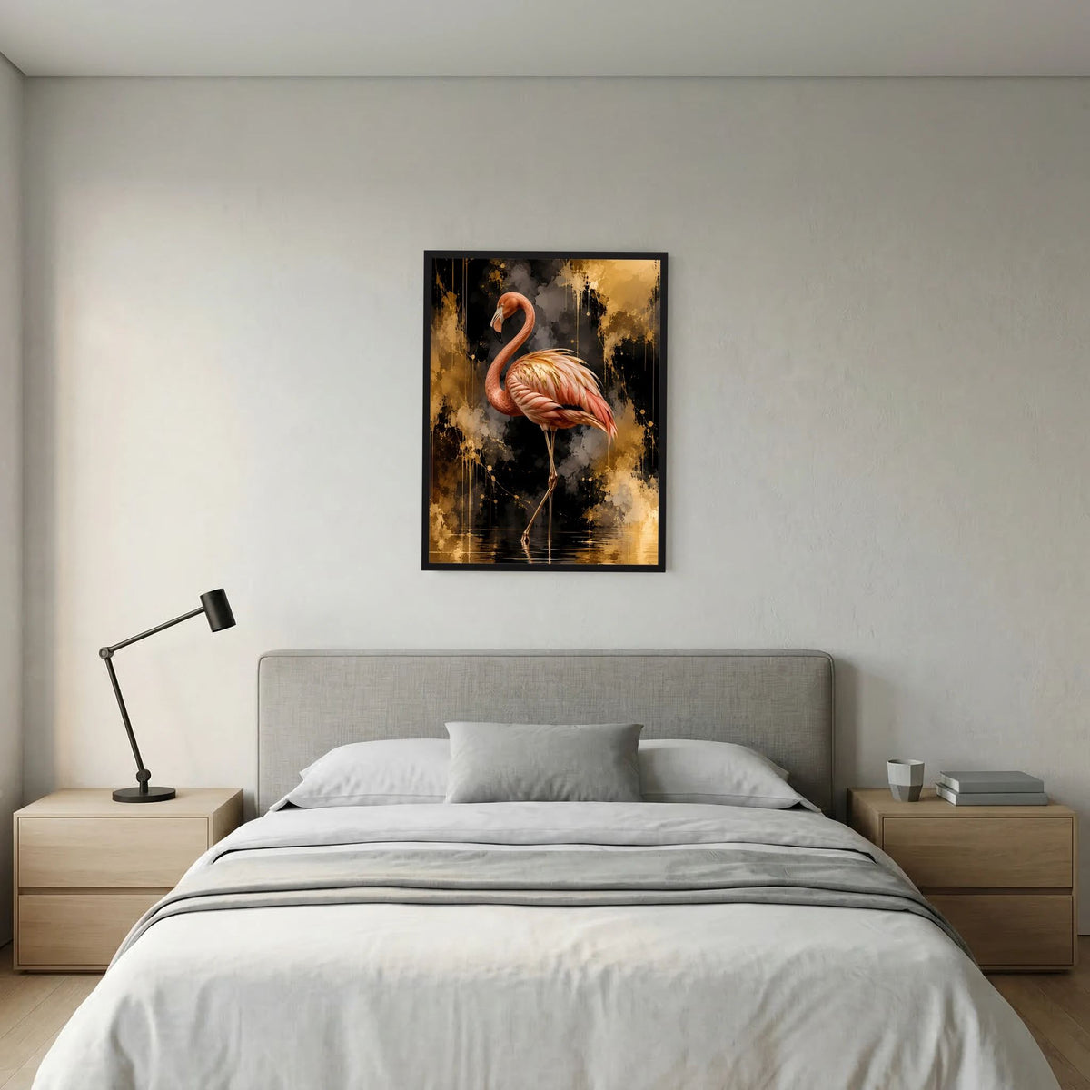 Poster im Hochformat mit Flamingo vor gold-schwarzer, abstrakter Farbgestaltung