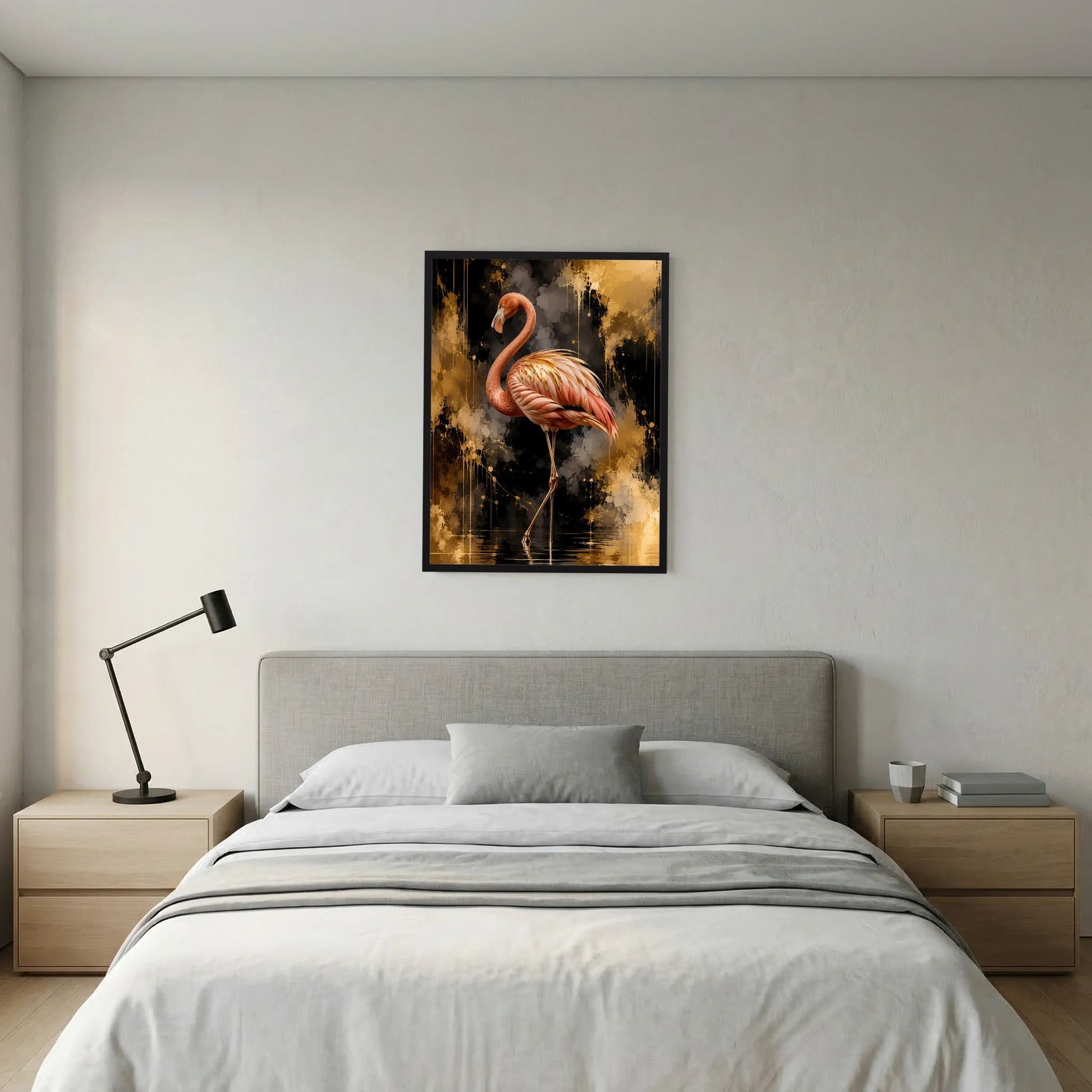Poster im Hochformat mit Flamingo vor gold-schwarzer, abstrakter Farbgestaltung
