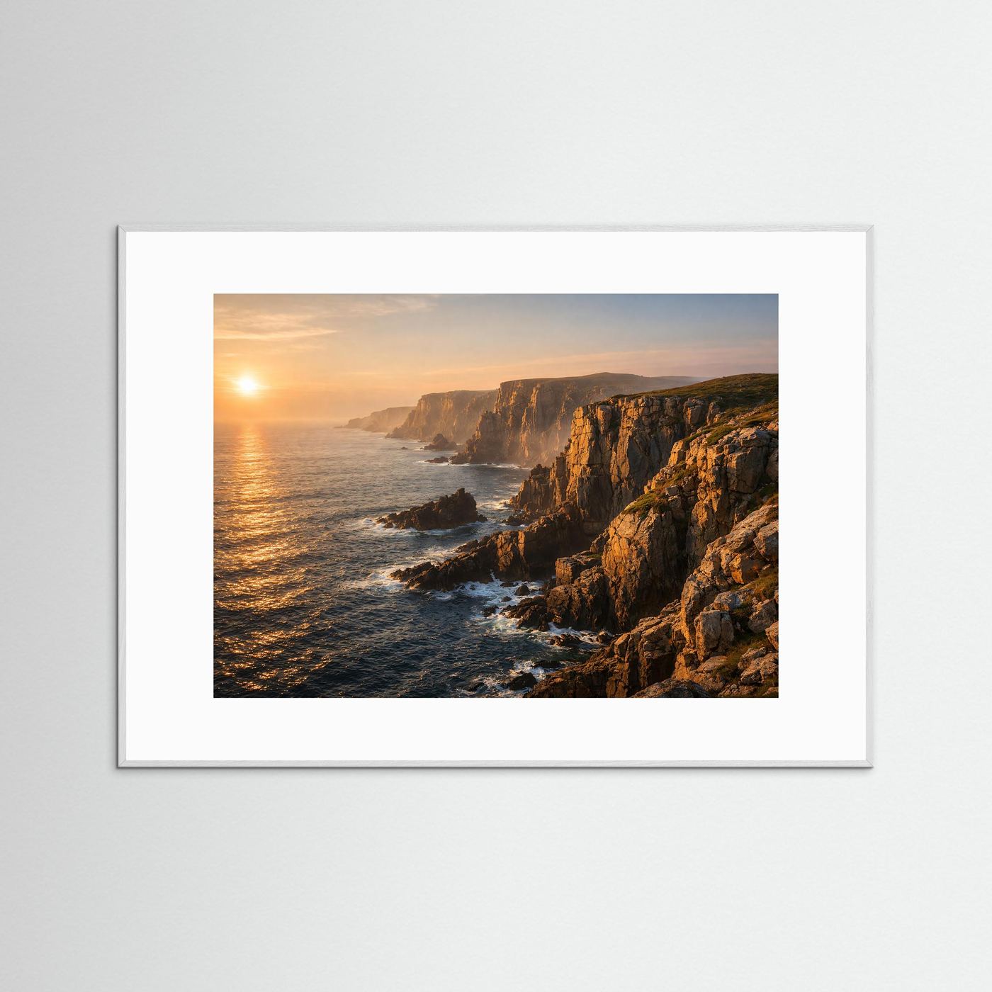 Panoramisches Naturposter mit Steilküste und Sonnenuntergang, weißer Rahmen