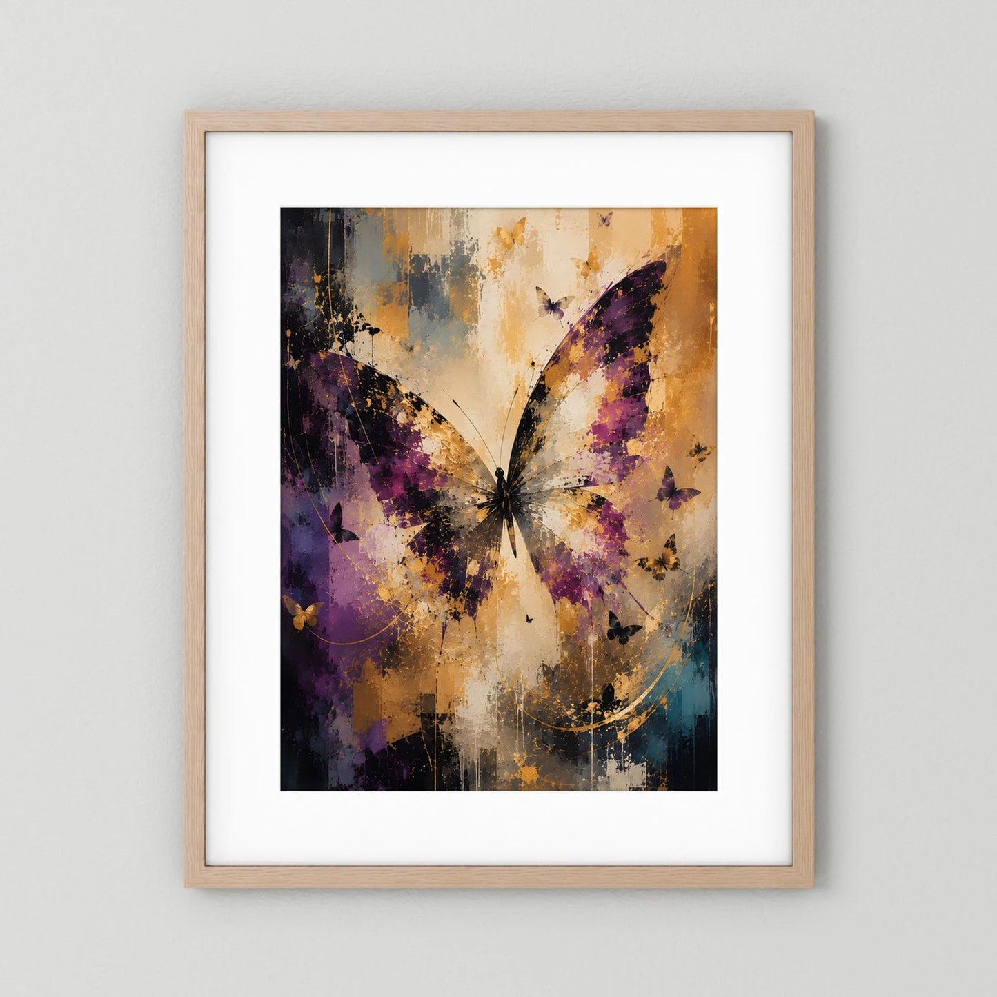 Hochformat-Kunstposter: abstrakte Schmetterlinge in Violett, Creme & Gold, heller Holzrahmen