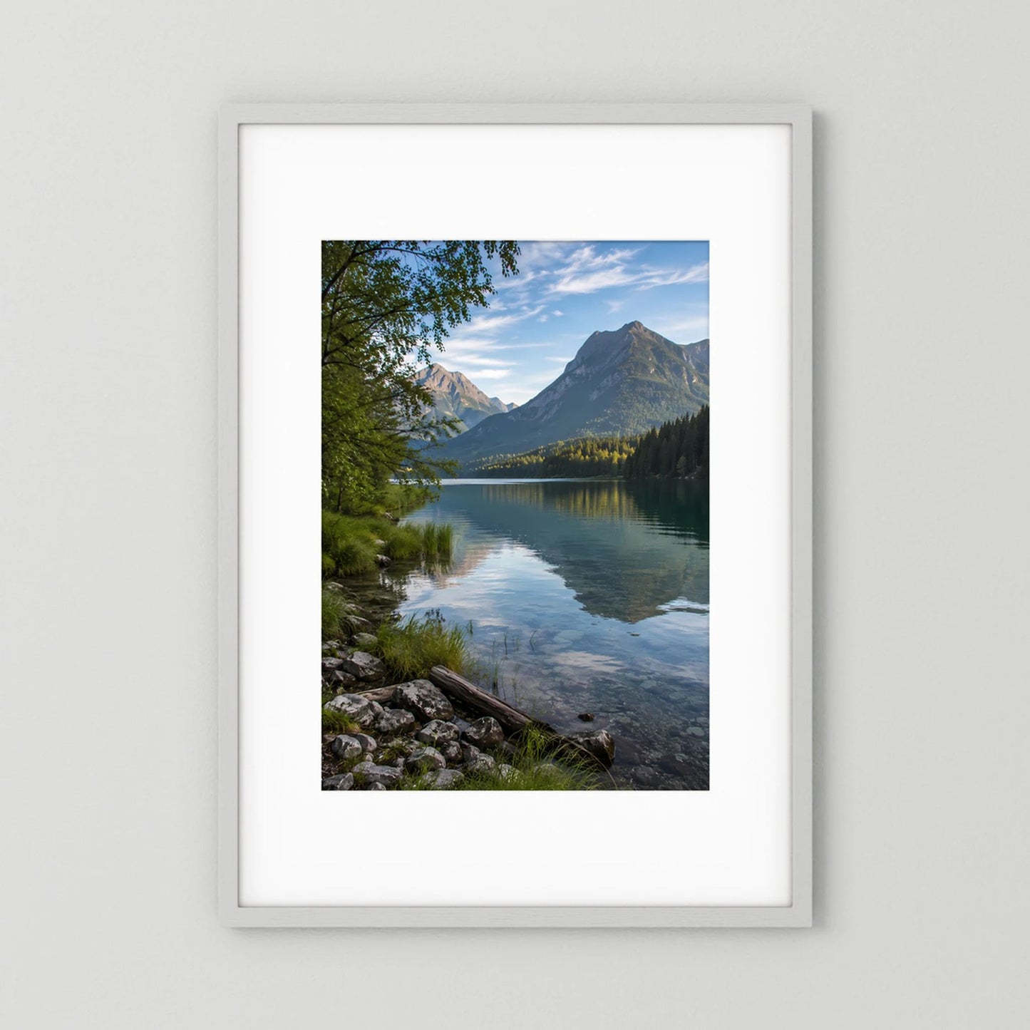 Hochformat-Poster im weißen Rahmen mit Alpensee, Bergen und spiegelndem Ufer