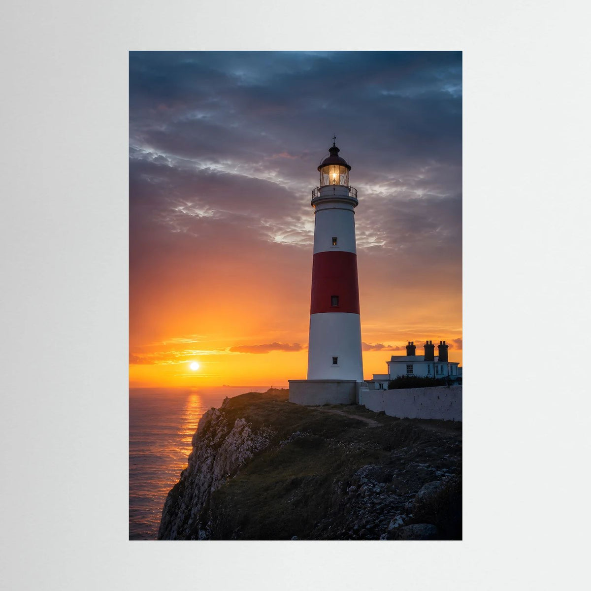 Wandposter mit Leuchtturm am Meer bei Sonnenuntergang, hochformatig