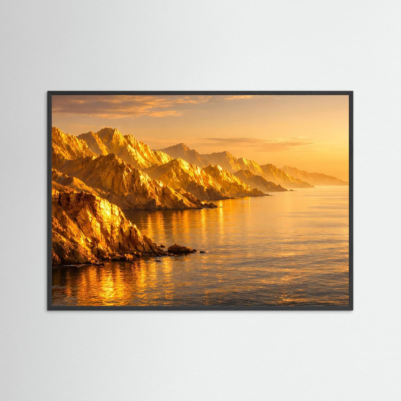 Meer-Poster im Querformat mit schwarzem Rahmen: goldene Küstenfelsen im Abendlicht