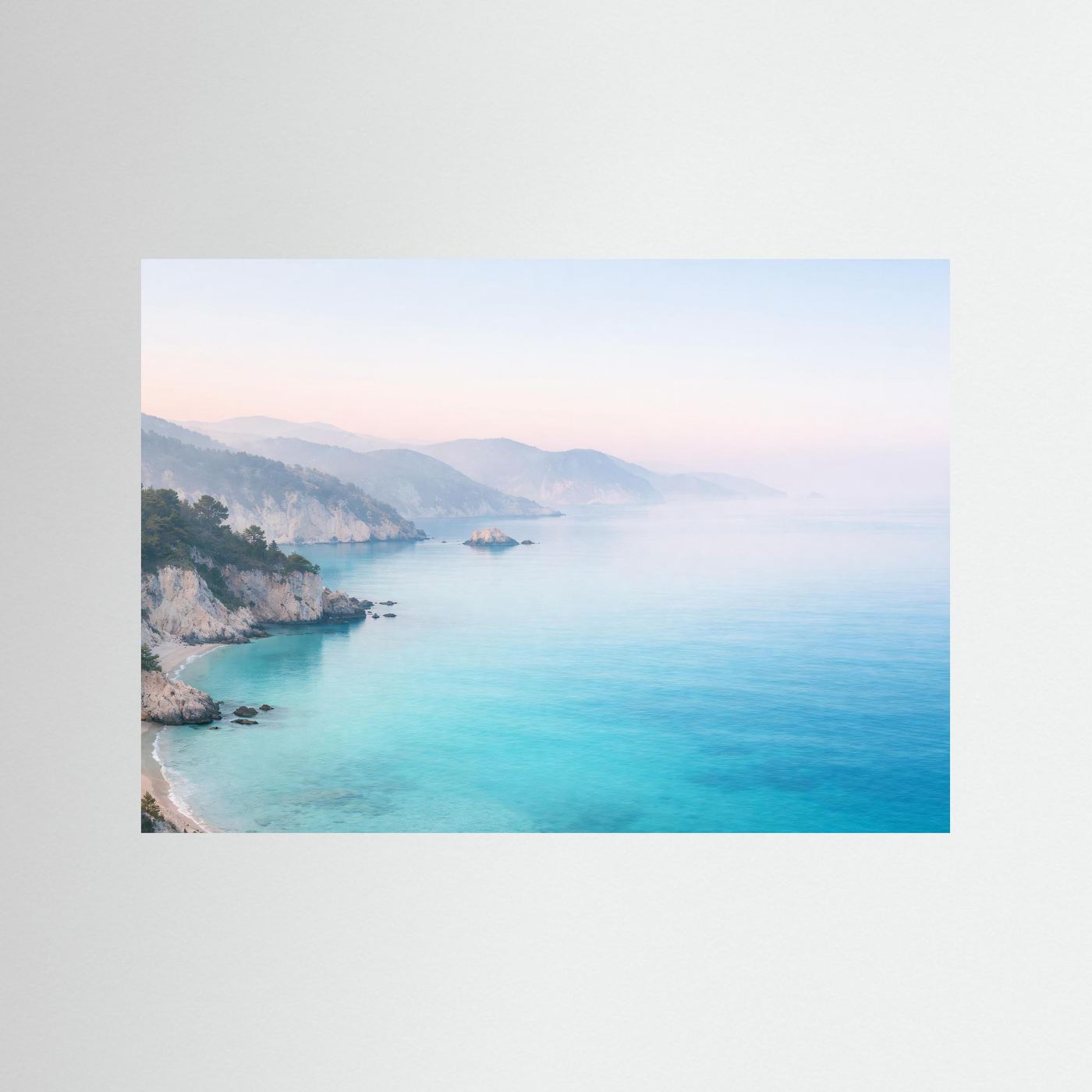 Poster Querformat mit Küstenlandschaft: türkisblaues Meer und Felsufer im Morgenlicht