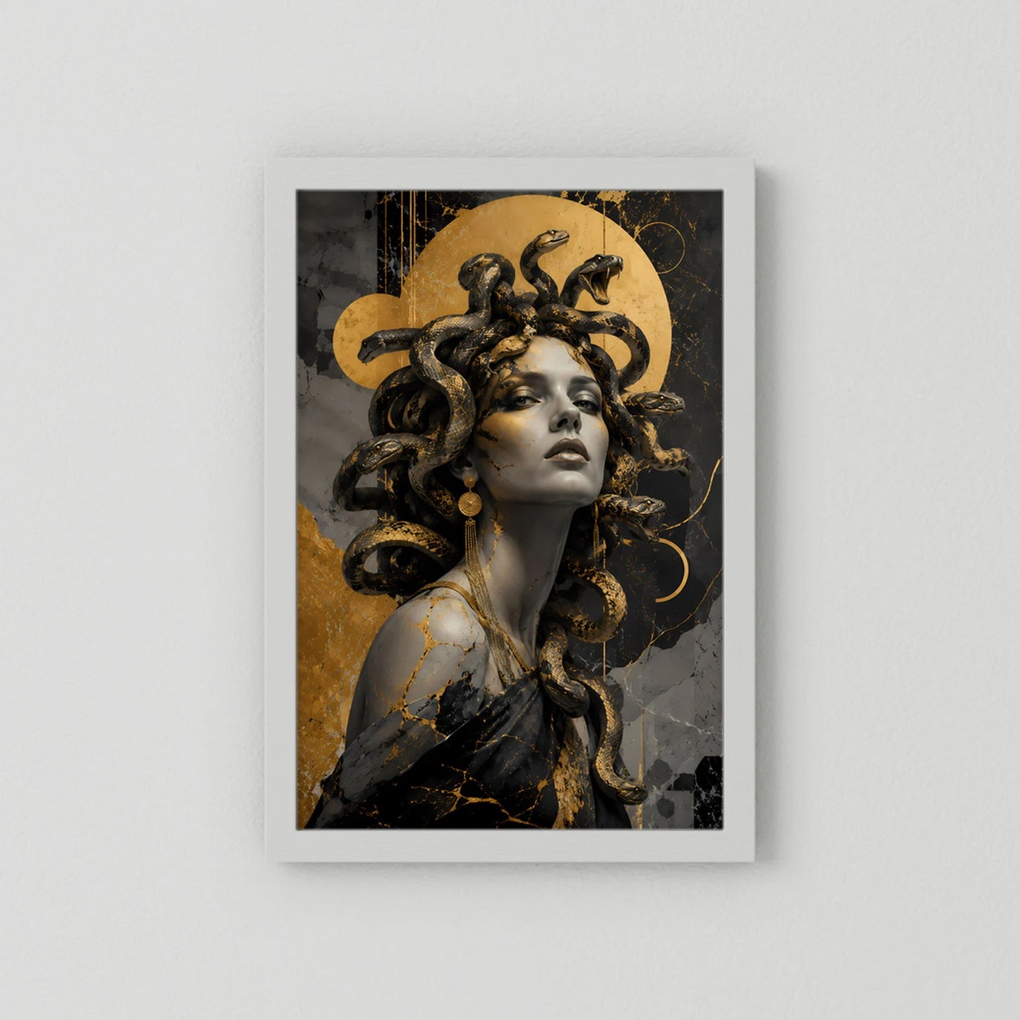 Medusa in Schwarz und Gold | Mystische Frau mit Schlangen | Poster Hochformat