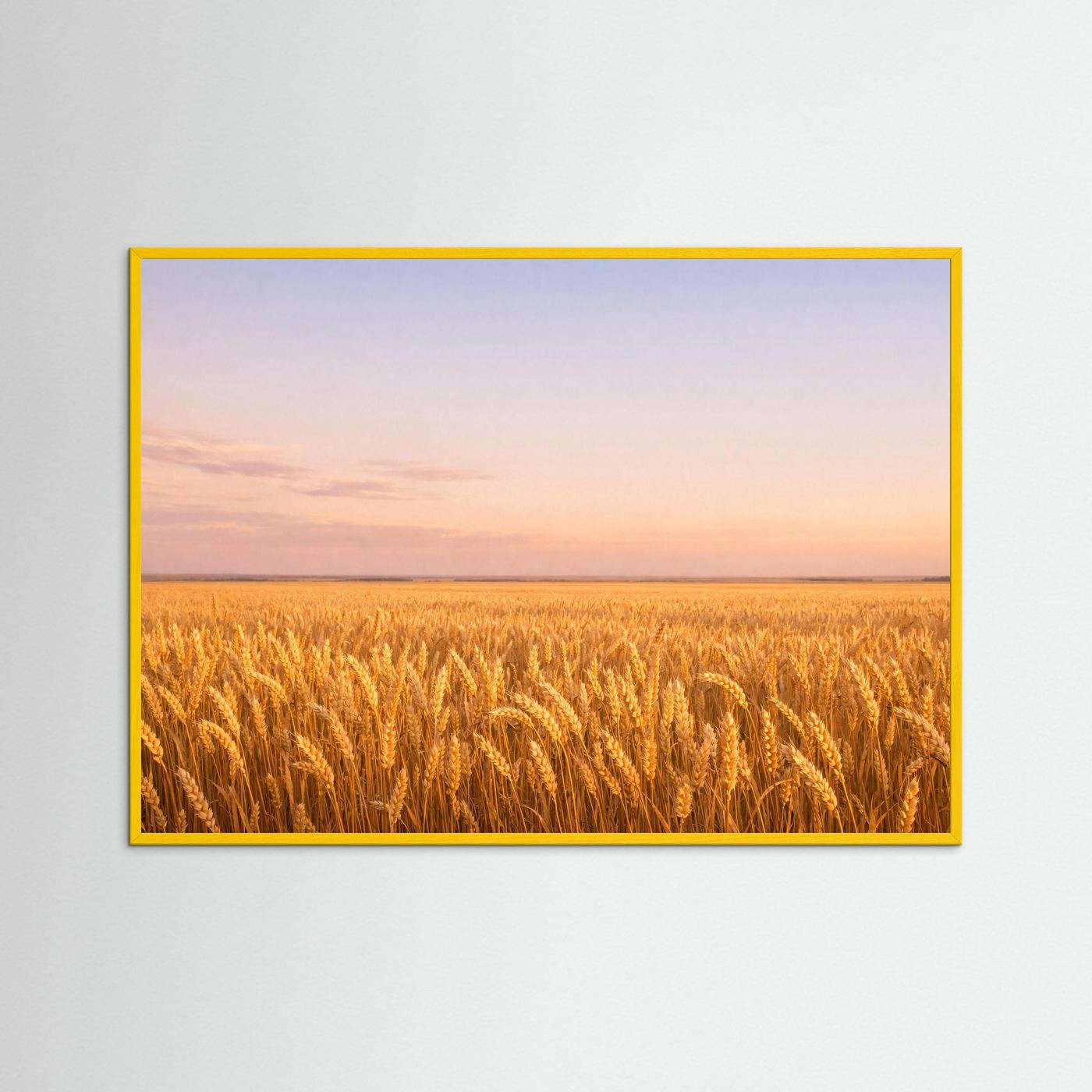 Wandbild mit goldenem Weizenfeld bei Sonnenuntergang im gelben Rahmen