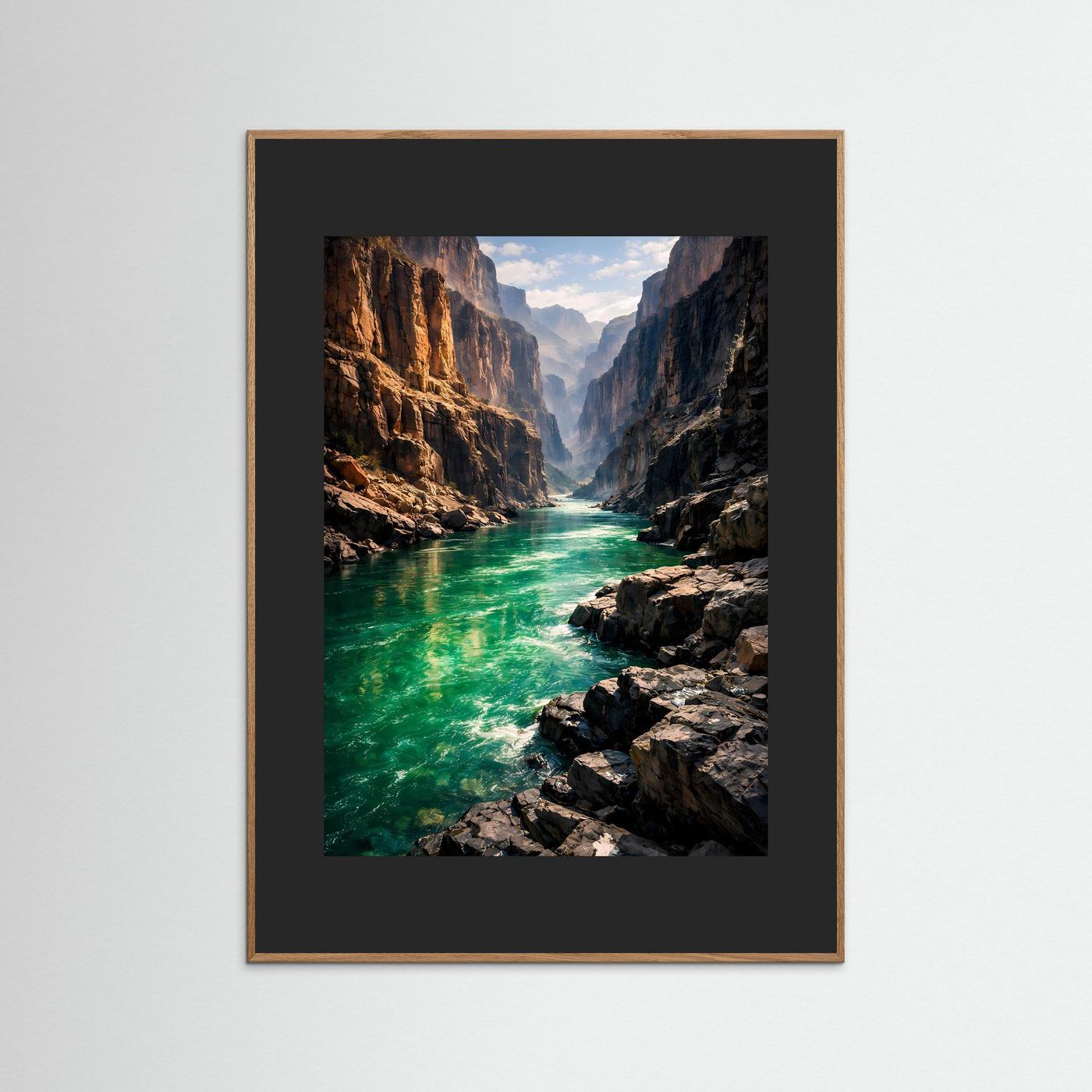 Wandbild mit Fluss in der Schlucht, schwarzer Holzrahmen und dunkler Rand