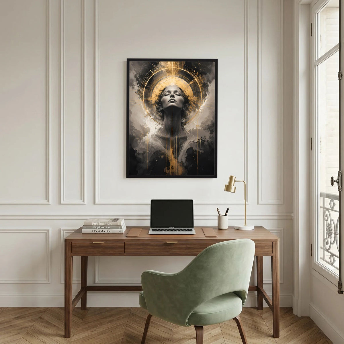 Hochformatiges Poster im schwarzen Rahmen: Gesicht einer Frau in Schwarz und Gold, goldenes Kreissymbol