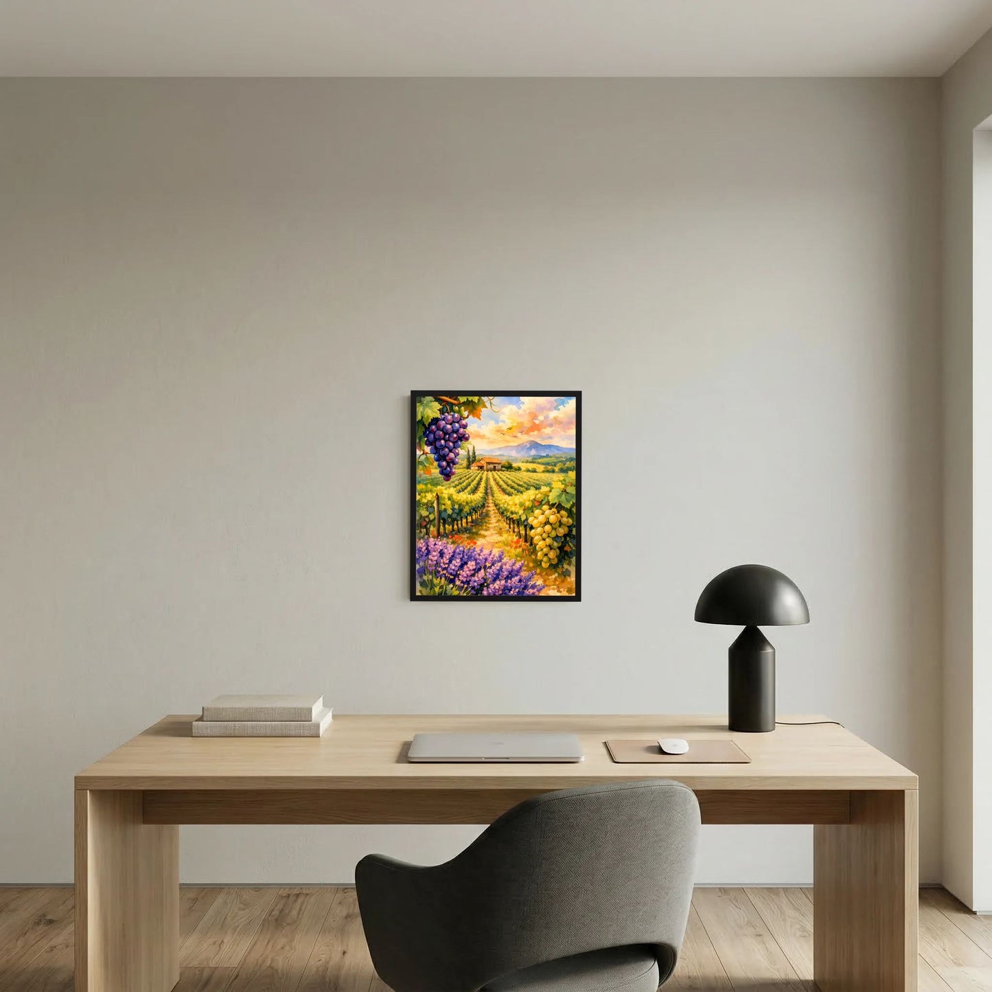Hochformat-Poster im schwarzen Rahmen: Weinberg mit Trauben, Lavendelblüten und Bergen