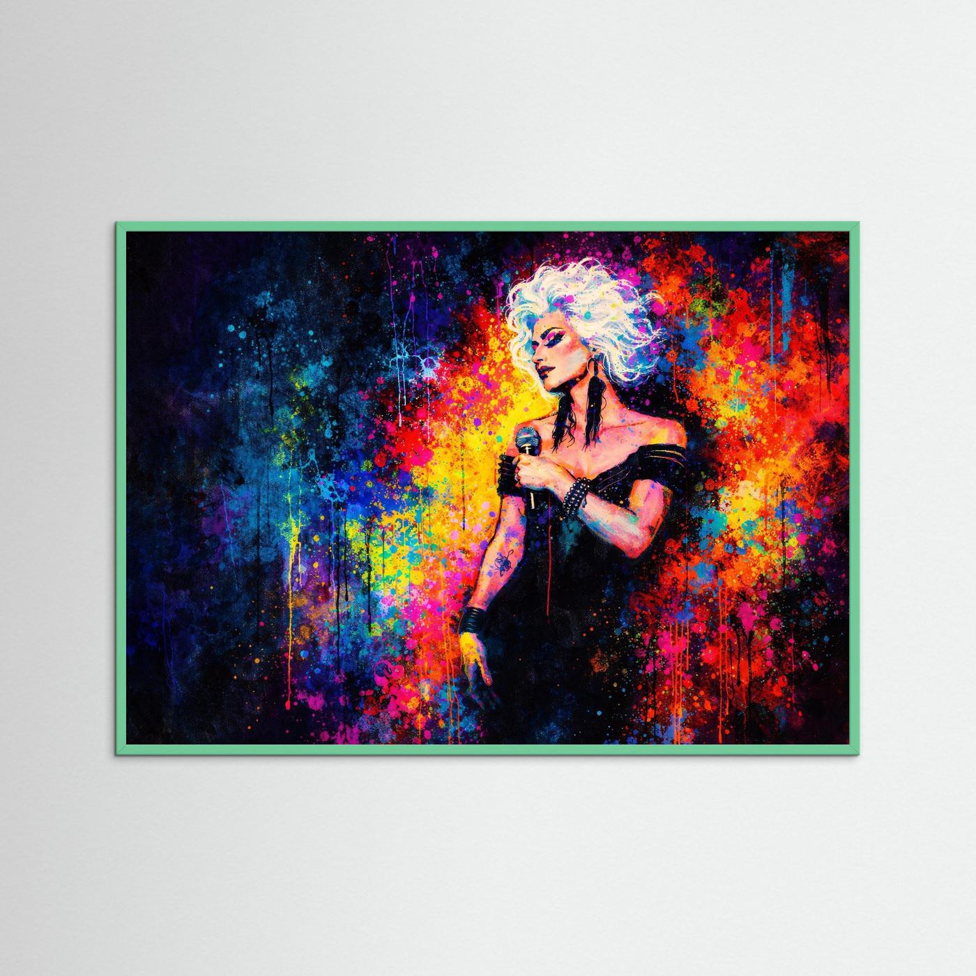 Wandbild mit Sängerin und Mikrofon, im grünen Rahmen, buntes Pop-Art-Farbenspiel