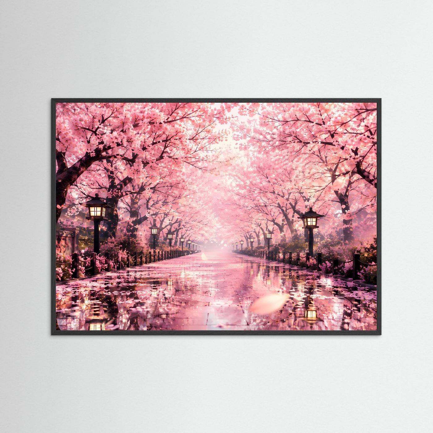 Poster mit Kirschblütenallee im schwarzen Rahmen: rosa Blüten, Laternen und nasse Straße