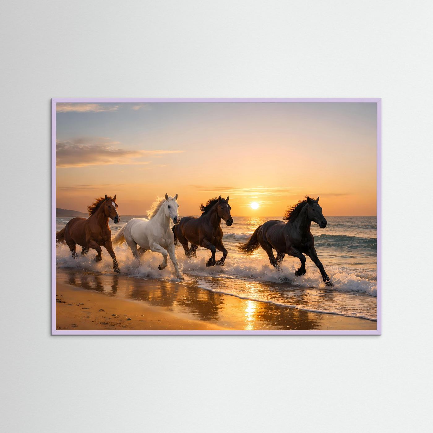 Querformat-Poster mit vier Wildpferden am Strand im Sonnenuntergang, lila Rahmen