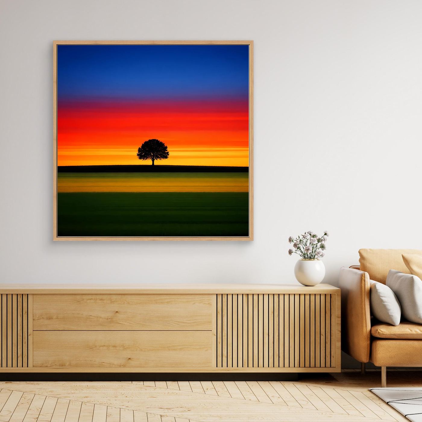 Quadratisches Leinwandbild mit Baum in der Bildmitte, Sonnenuntergangsverlauf und gestreifter Landschaft.