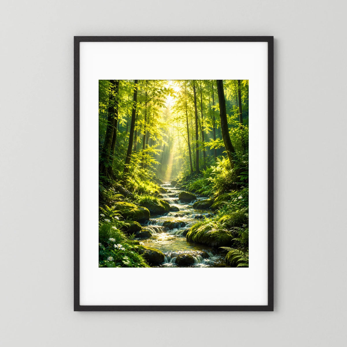 Hochformat-Poster Waldbach mit Sonnenstrahlen, schwarzer Rahmen mit weißem Rand