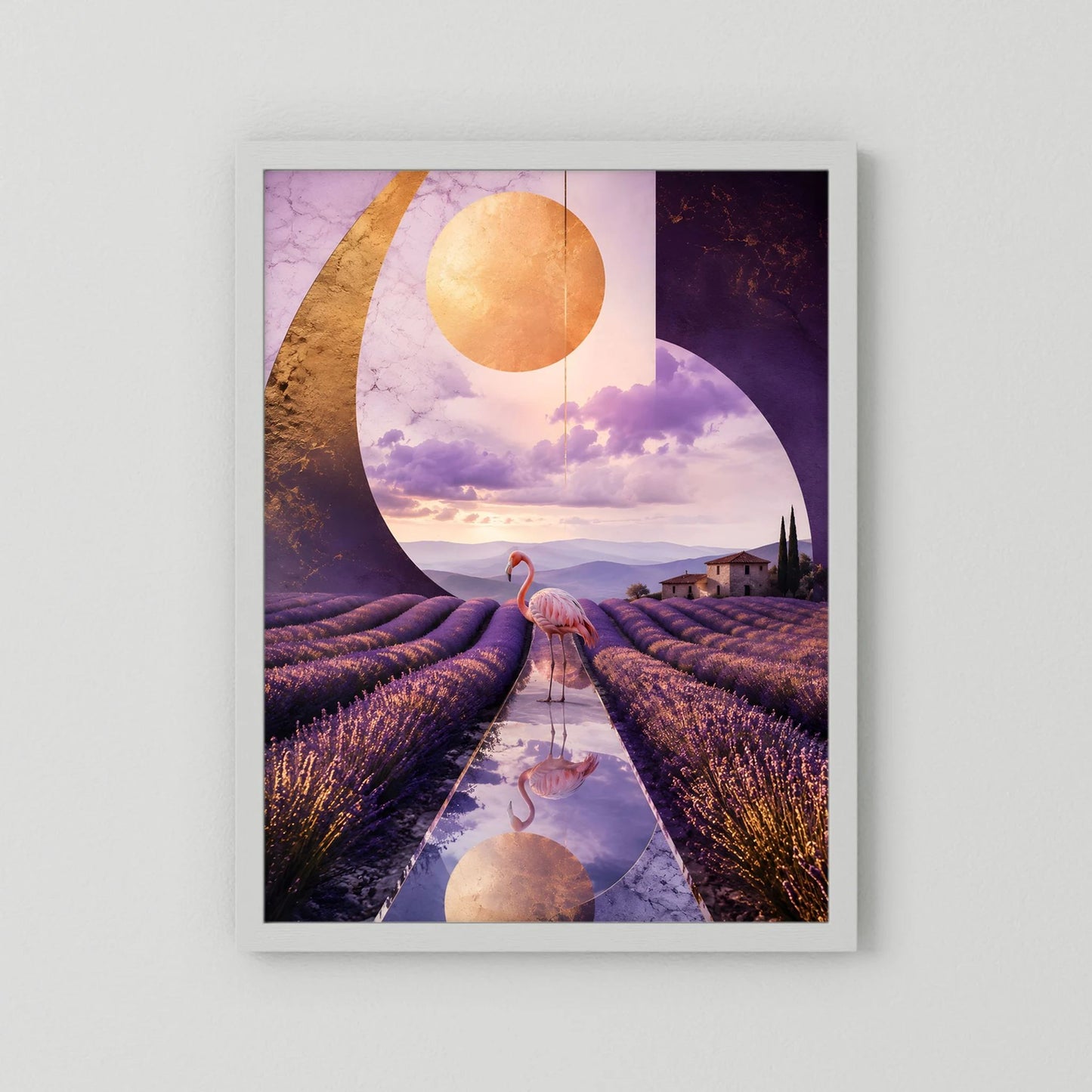Kunstposter Flamingo im Lavendelfeld, violette surreale Landschaft, weißer Rahmen