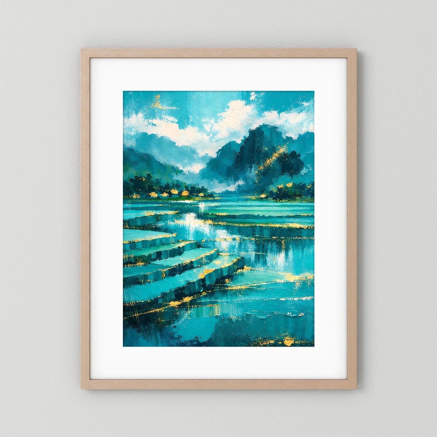Hochformatiges Wandposter mit hellem Holzrahmen und weißem Rand: türkisblauer See.
