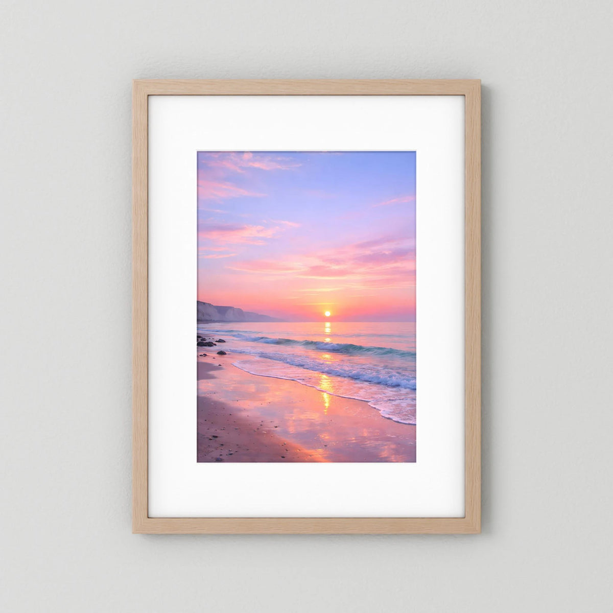 Hochformat-Wandbild mit Meer-Sonnenaufgang im Pastellrosa, heller Holzrahmen