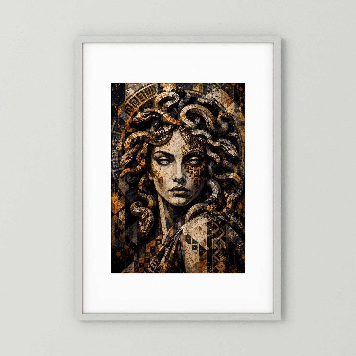 Wandposter mit Medusa-Motiv im hellen Rahmen, goldene und schwarze Schlangen im Haar