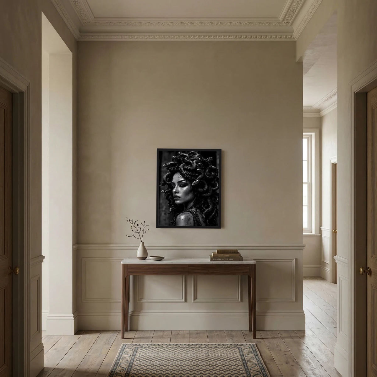 Schwarzweiß-Kunstposter mit Frauenporträt und Schlangenlocken im schwarzen Rahmen