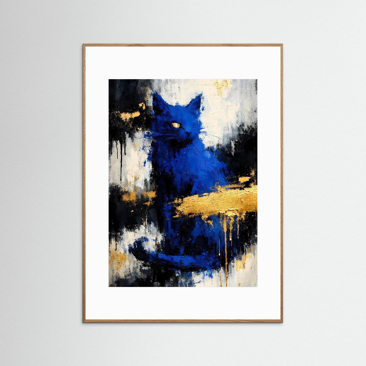 Abstraktes Katzenposter mit blauem Motiv, in hellem Holzrahmen und weißem Passepartout