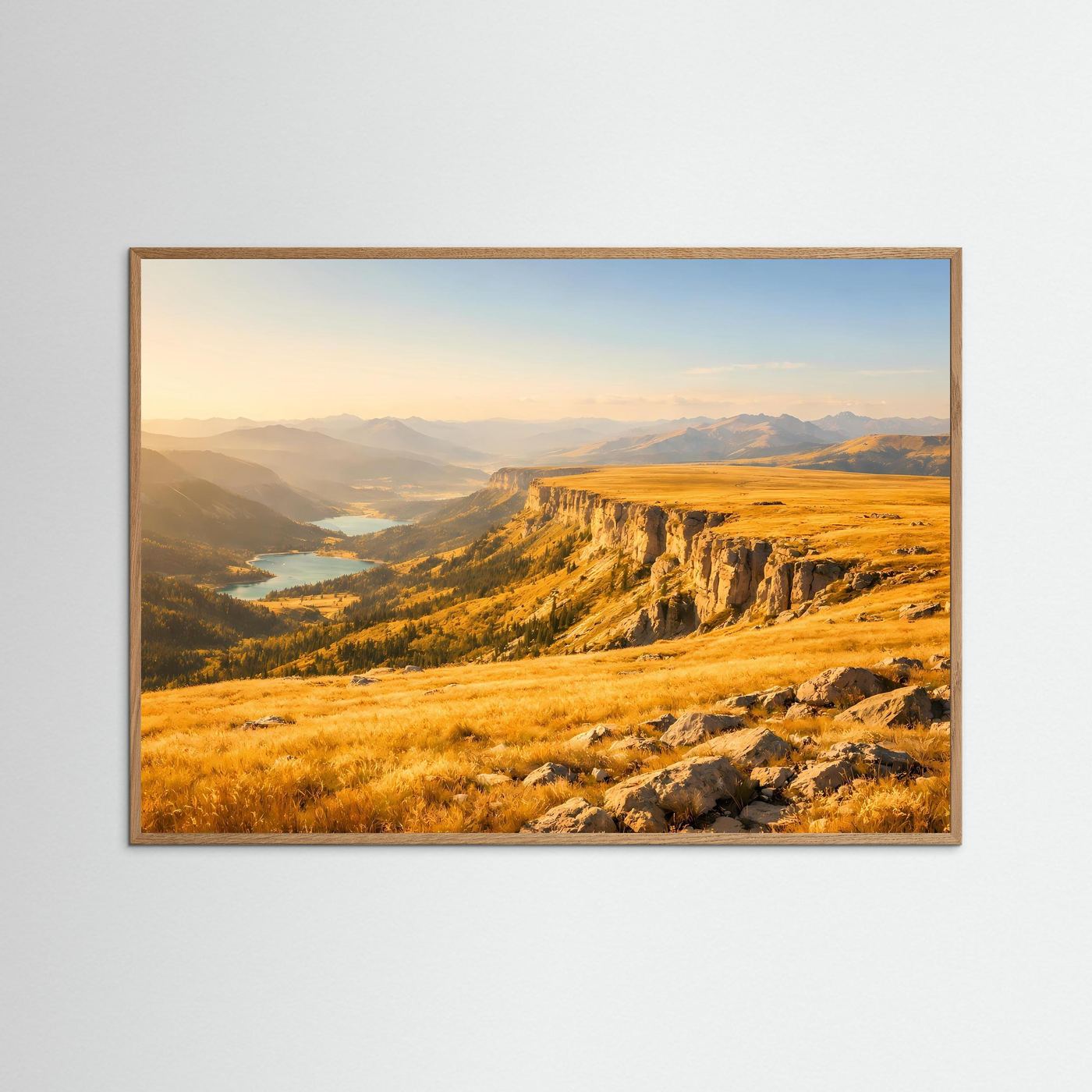 Poster im Querformat mit hellem Eichenrahmen: Bergkamm, goldene Wiesen und Tal
