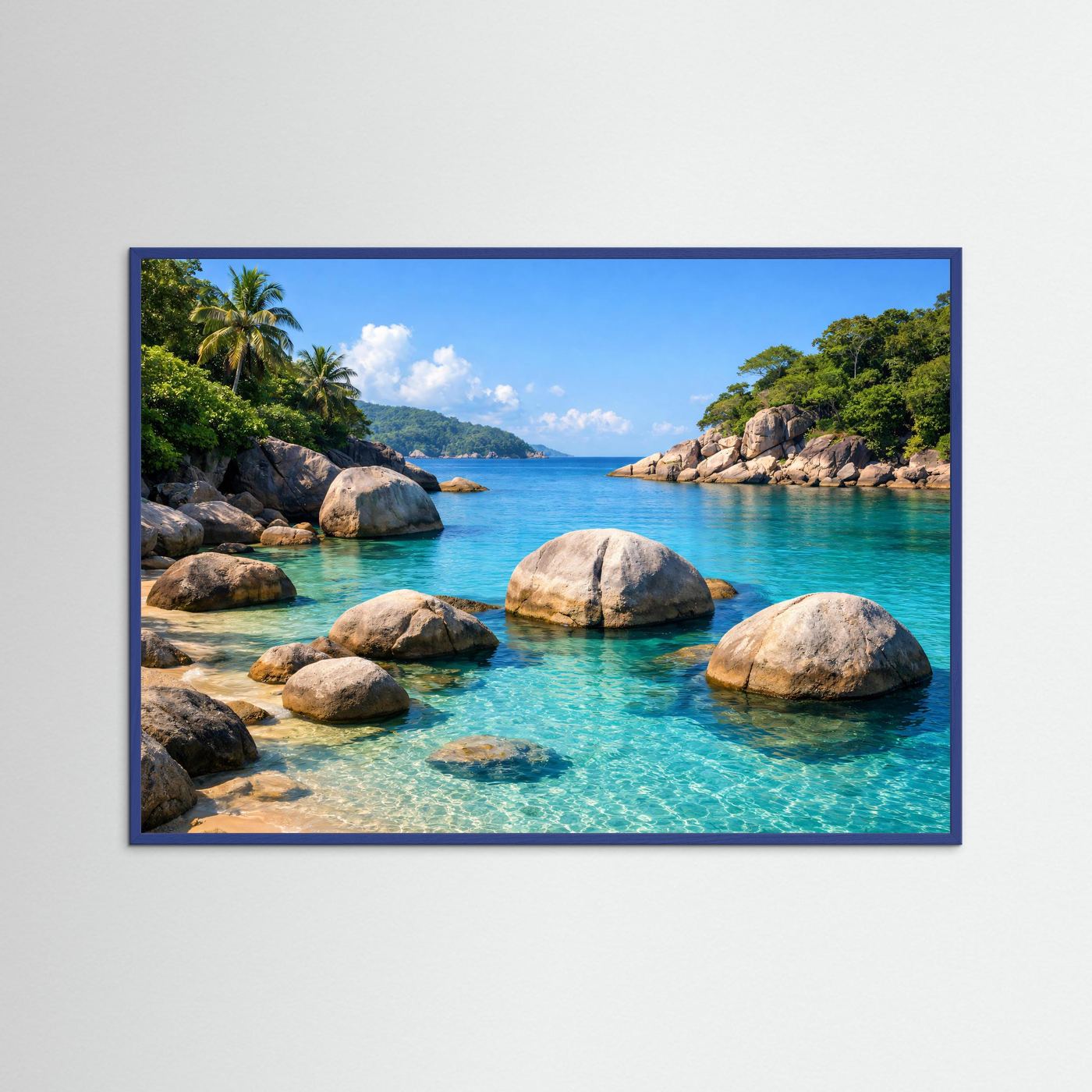 Strandposter mit blauem Holzrahmen, türkisfarbenem Wasser, Felsen und Palmen