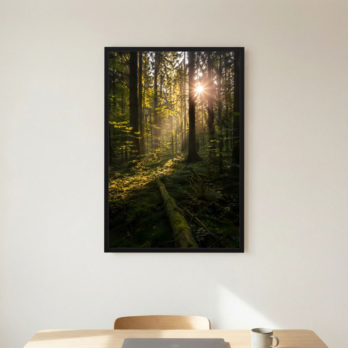 Hochformat-Poster mit schwarzem Rahmen: Sonnenlicht im Wald, Blick durch Bäume.