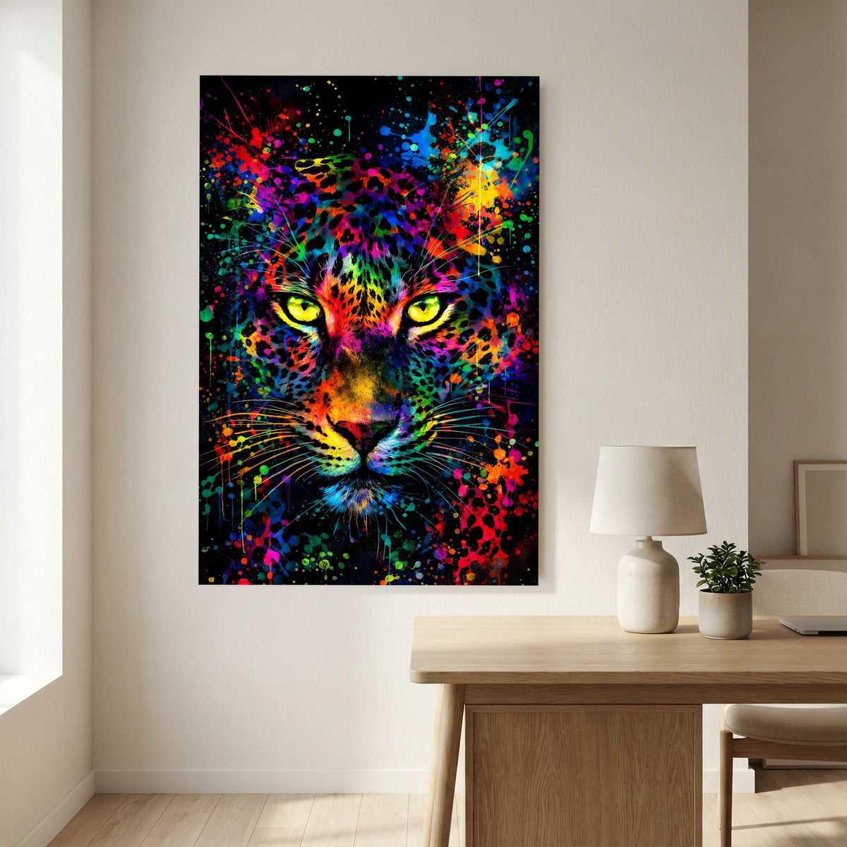 Leoparden-Poster im Hochformat mit schwarzem Rahmen, Neonfarben und intensiver Blickrichtung
