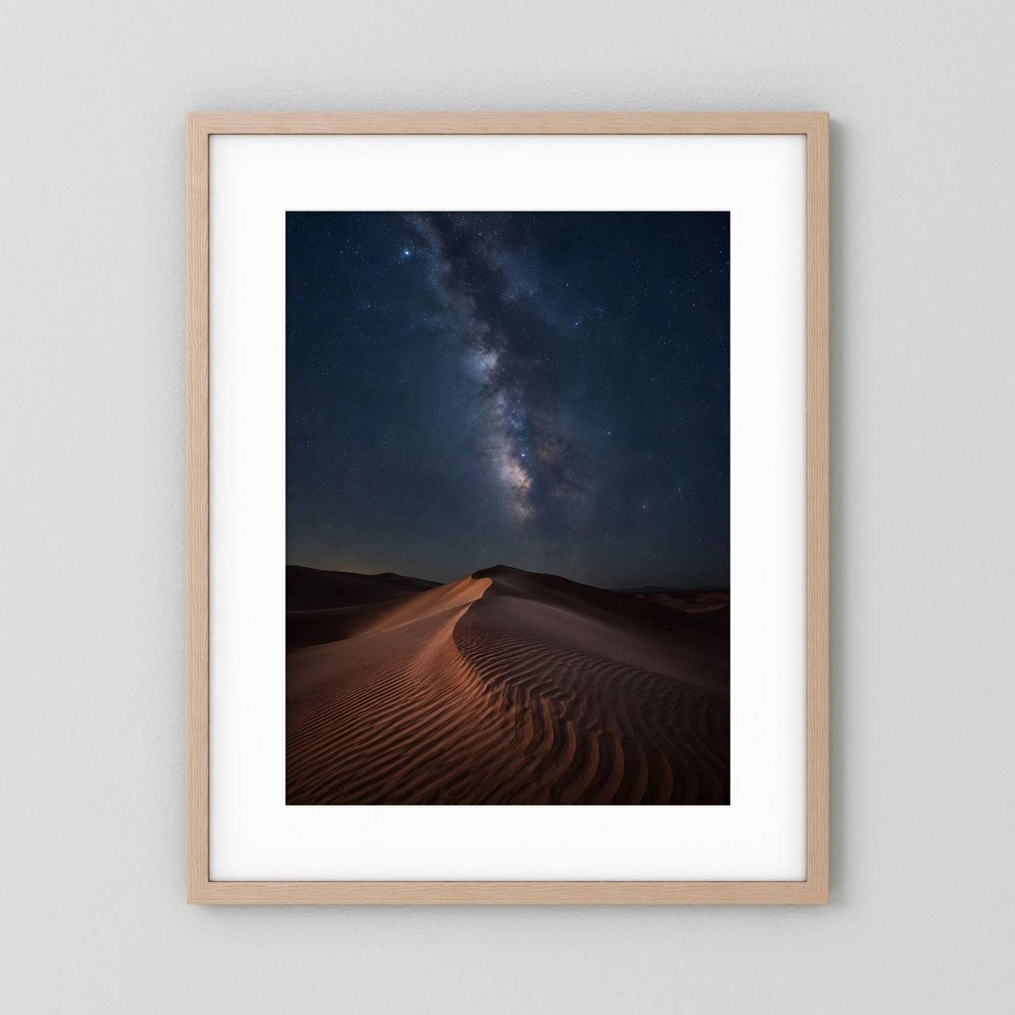 Gerahmtes Hochformatposter: Sanddünen bei Nacht, Milchstraße und Sternenhimmel, naturfarbener Holzrahmen