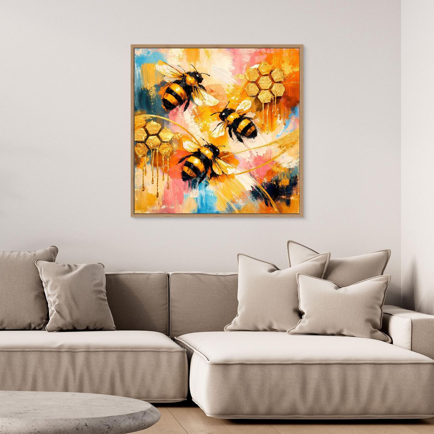 Leinwandbild mit abstrakten Bienen und goldenen Waben im farbigen Design, schwarzer Rahmen