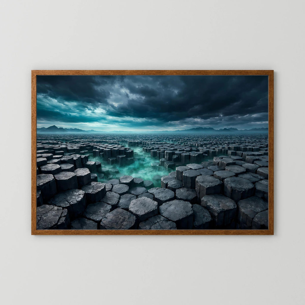 Gerahmtes Wandbild im Querformat: Basaltfelsen, türkisfarbenes Wasser und Gewitterwolken