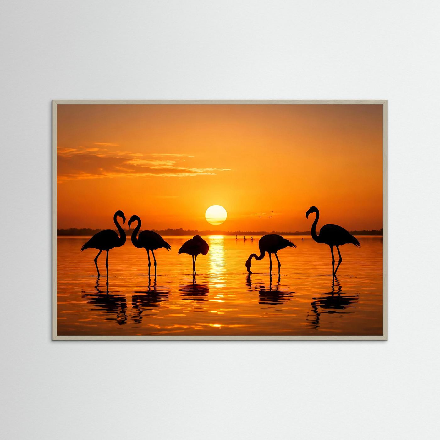 Poster im Querformat: Flamingos im Wasser vor orangefarbenem Sonnenuntergang am See