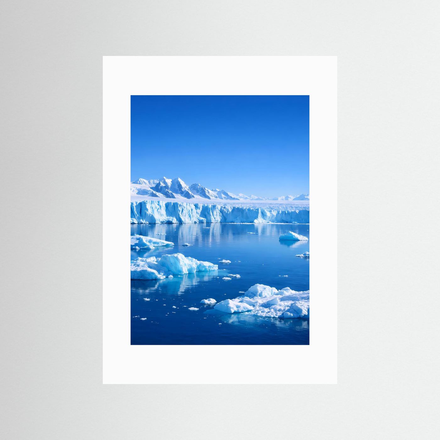 Poster mit weißem Passepartout und Antarktis-Gletscher, blaues Wasser und Eisblöcke