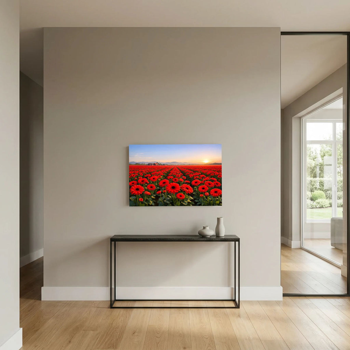 Wandposter mit roten Blüten im Feld und Sonnenaufgang, Querformat