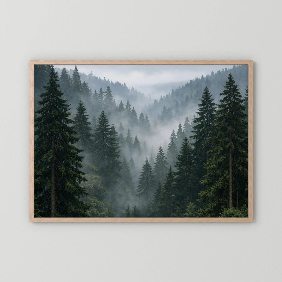 Wandbild Querformat mit Nebelwald und Tannen, heller Holzrahmen