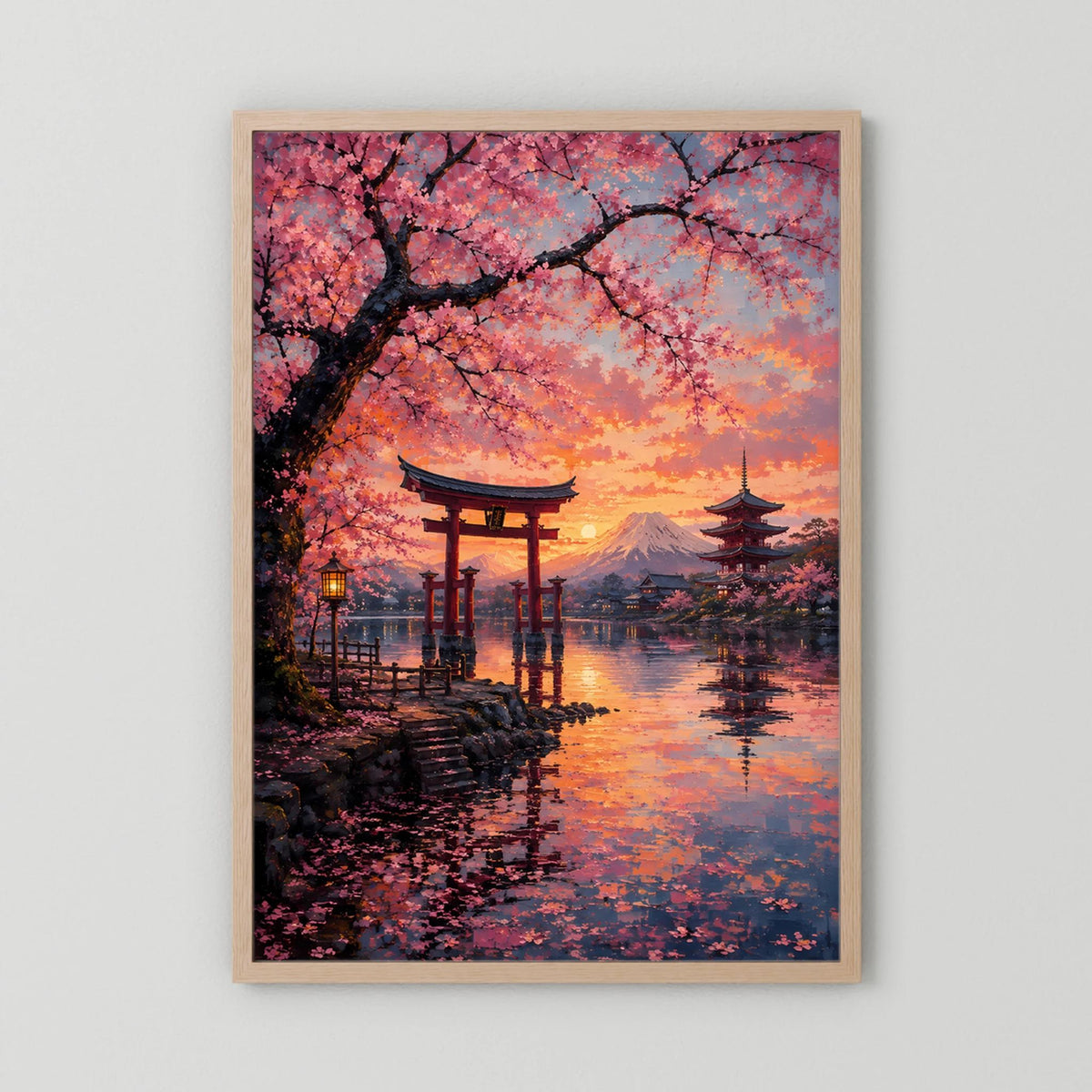 Hochformat-Poster mit Kirschblüten, Torii und Fuji im Sonnenuntergang, Holzrahmen hell