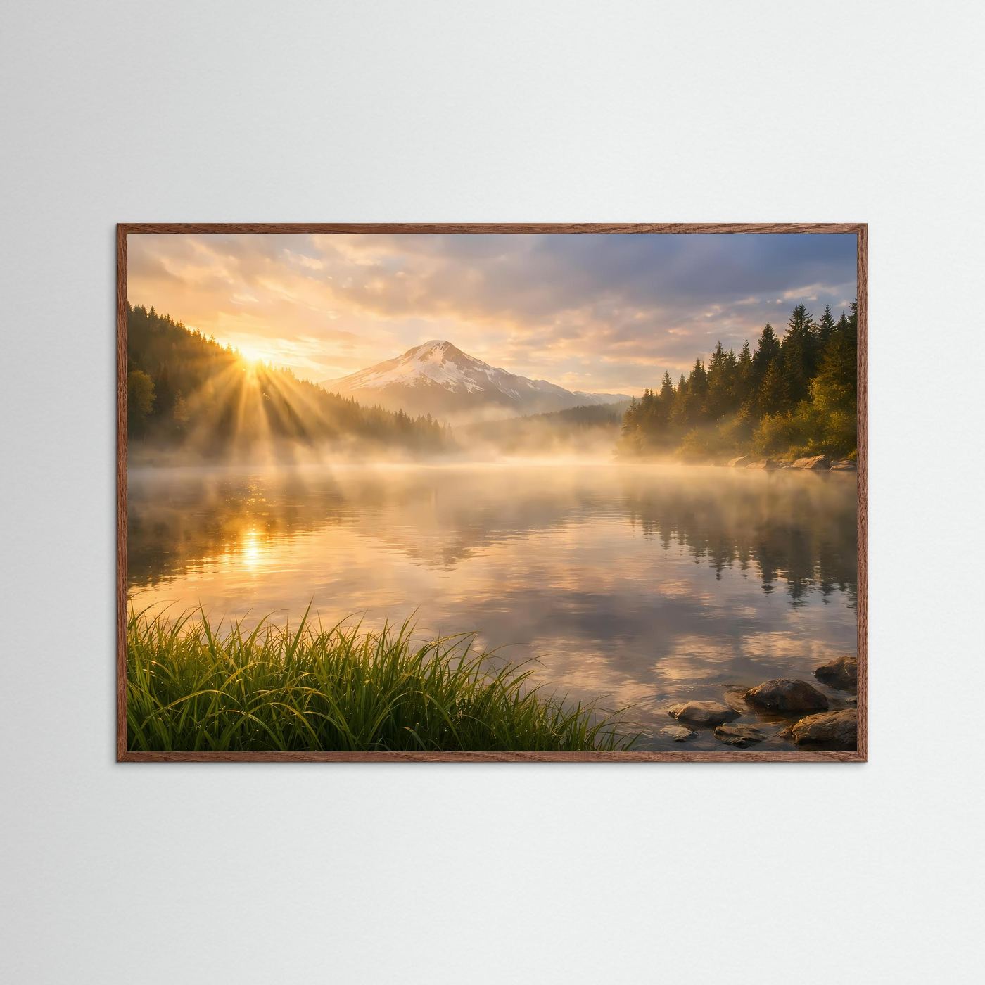 Wandposter mit Landschaftsmotiv: See, Berge und Sonnenaufgang, brauner Holzrahmen