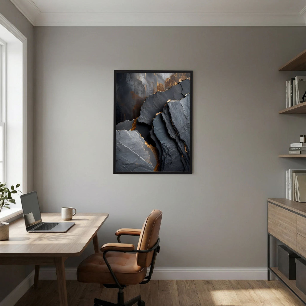 Hochformat-Poster mit abstrakten Felsadern in Schwarz und Gold, schwarzer Rahmen an der Wand