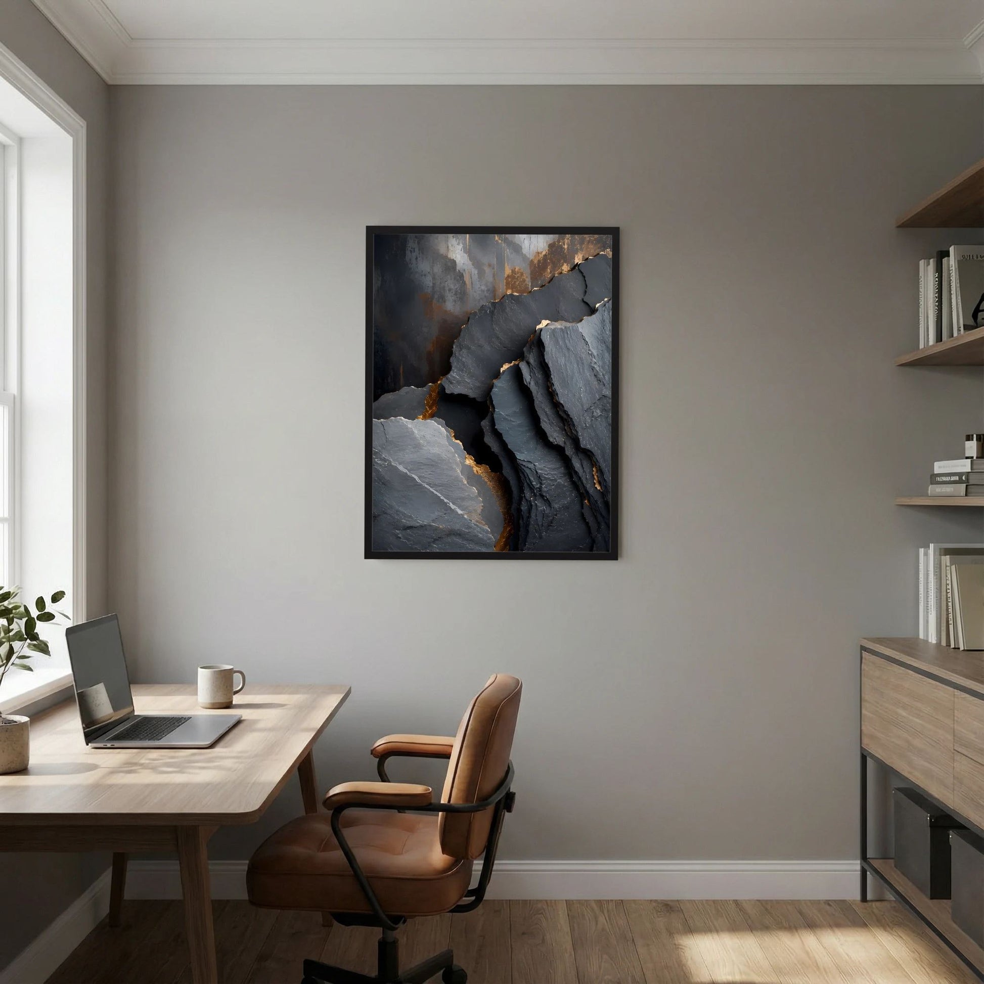 Hochformat-Poster mit abstrakten Felsadern in Schwarz und Gold, schwarzer Rahmen an der Wand