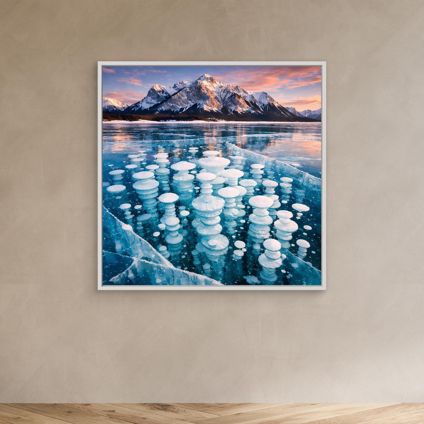 Leinwandbild mit gefrorenen Blasen auf See im weißen Rahmen, Bergpanorama im Abendlicht