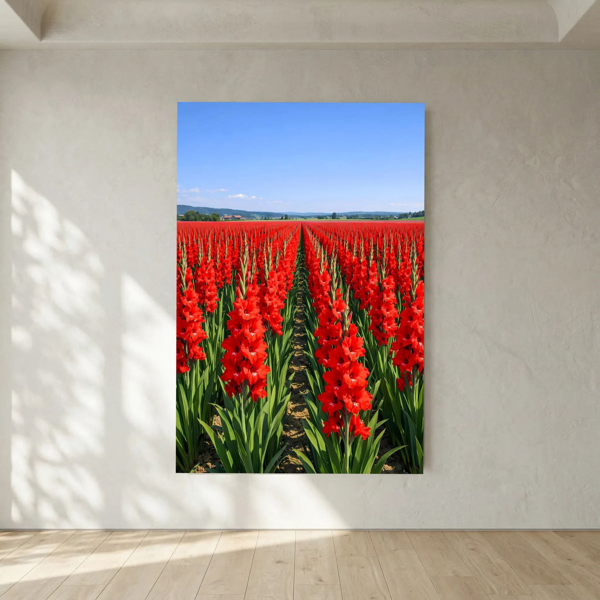 Wandbild mit roten Gladiolen in Reihen, grünes Laub und blauer Himmel im oberen Bildteil