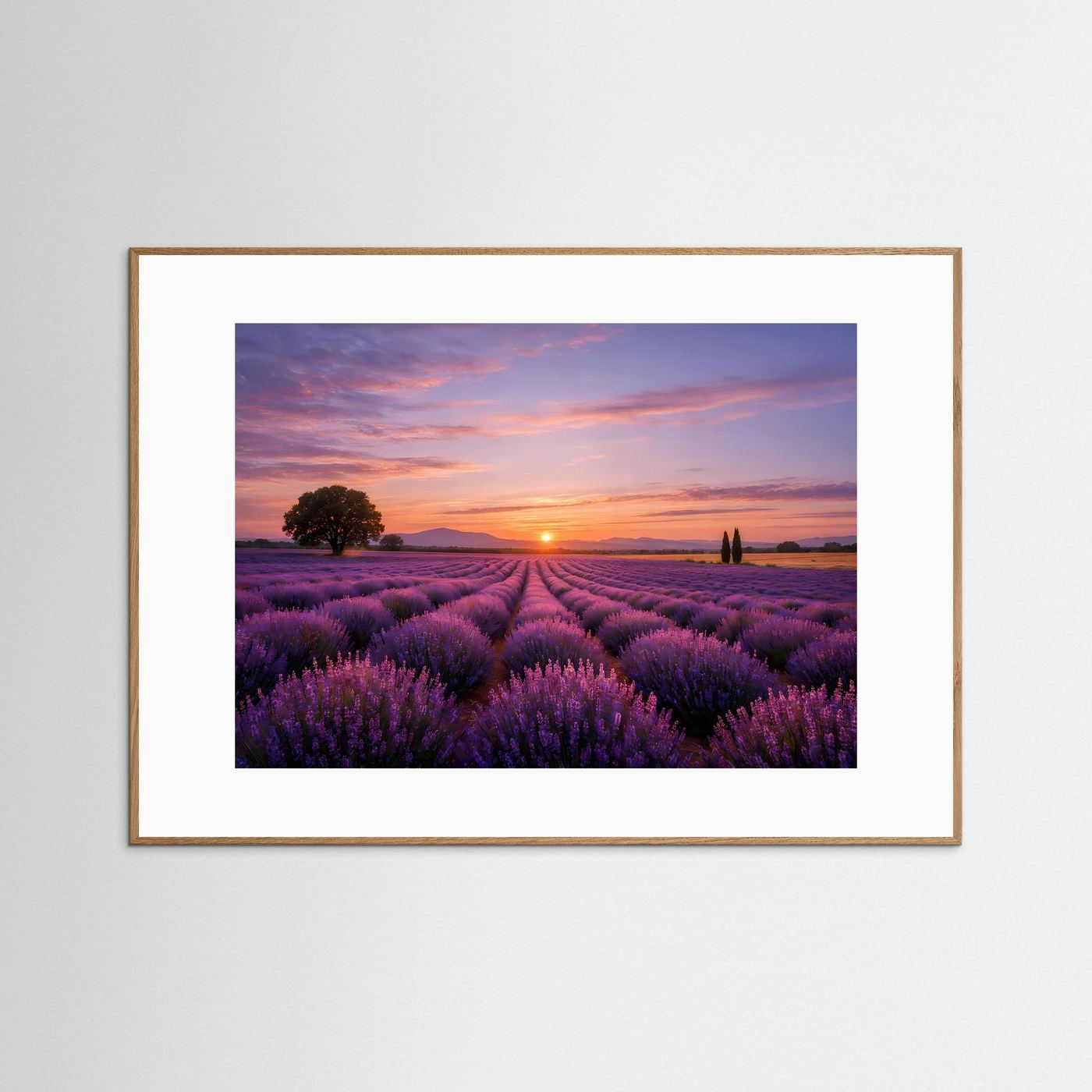 Natur-Poster Querformat mit Lavendelfeld und Sonnenuntergang, hellbraunem Rahmen und weißem Rand